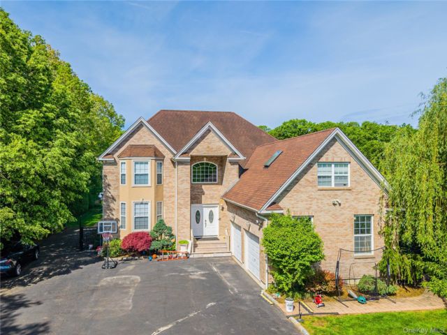 5 BR,  5.00 BTH &nbsp;Modern style home in Huntington