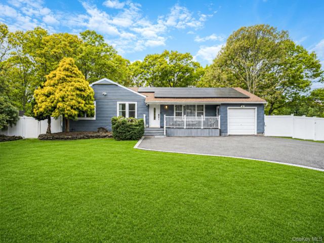  3 BR,  3.00 BTH &nbsp;Ranch style home in Mastic Beach