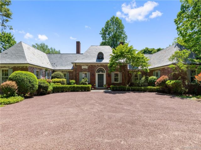  5 BR,  6.00 BTH &nbsp;Colonial style home in Muttontown