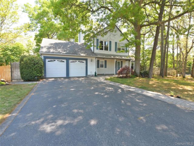  3 BR,  3.00 BTH &nbsp;Colonial style home in Coram