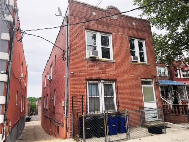  6 BR,  4.00 BTH &nbsp;House style home in Woodlawn