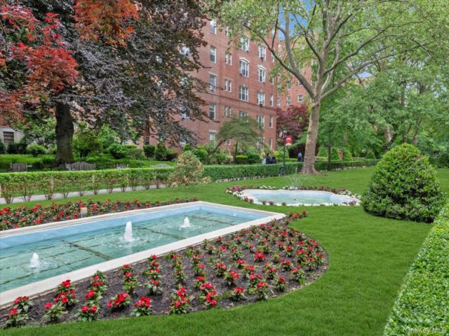  2 BR,  2.00 BTH &nbsp;Other style home in Forest Hills