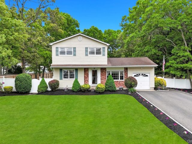  4 BR,  3.00 BTH &nbsp;Colonial style home in Selden