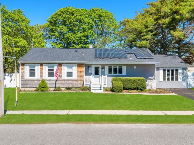  3 BR,  2.00 BTH &nbsp;Ranch style home in Westhampton
