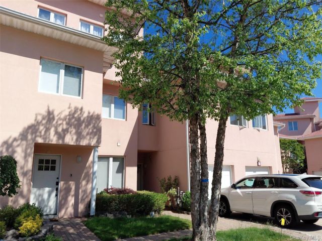 2 BR,  3.00 BTH &nbsp;Other style home in Great Kills