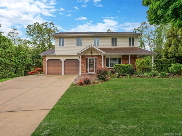  4 BR,  3.00 BTH &nbsp;Splanch style home in Wheatley Heights