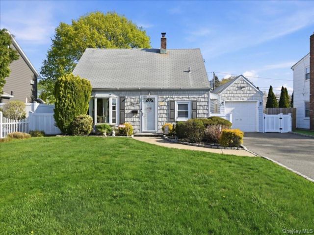  3 BR,  2.00 BTH &nbsp;Cape cod style home in Levittown