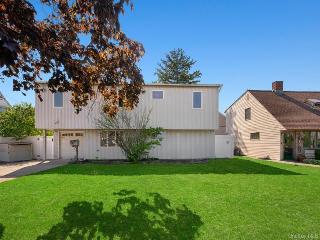  5 BR,  2.00 BTH &nbsp;Exp ranch style home in Levittown