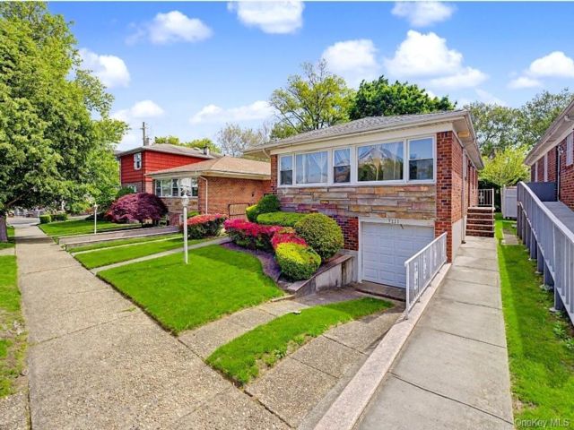  3 BR,  3.00 BTH &nbsp;Other style home in Fresh Meadows