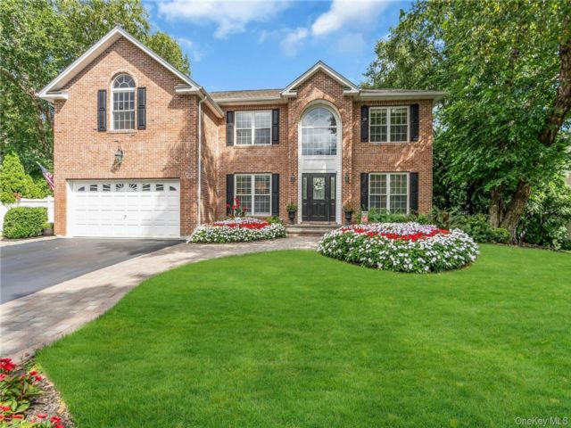 4 BR,  3.00 BTH &nbsp;Colonial style home in Smithtown