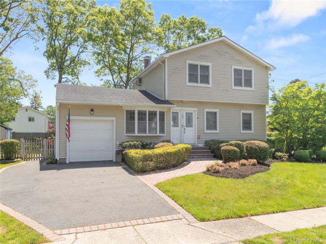  3 BR,  3.00 BTH &nbsp;Colonial style home in Islip