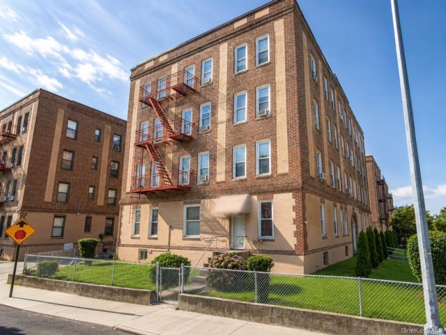  1 BR,  1.00 BTH &nbsp;House style home in Flushing