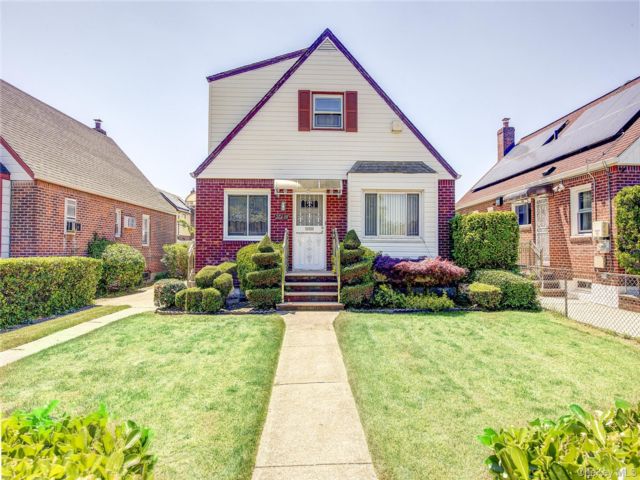  4 BR,  2.00 BTH &nbsp;Exp cape style home in Laurelton