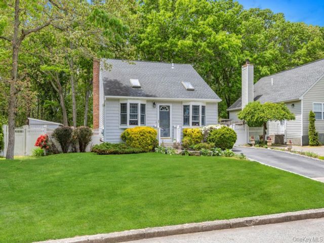  2 BR,  1.00 BTH &nbsp;Cape cod style home in Holtsville