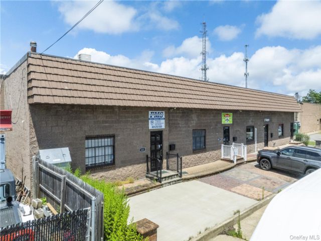 Studio,  0.00 BTH &nbsp;Commercial style home in West Babylon