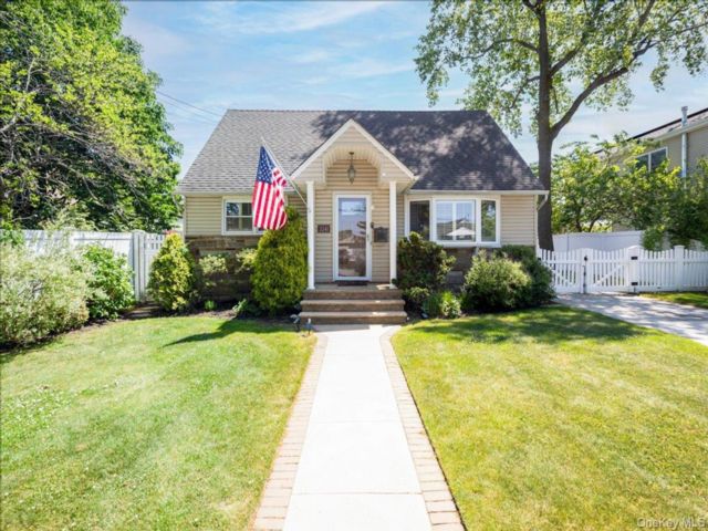  4 BR,  1.00 BTH &nbsp;Exp cape style home in Oceanside
