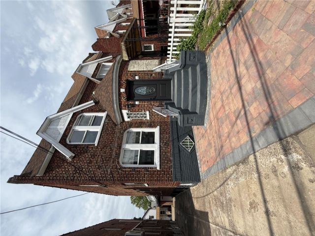  6 BR,  3.00 BTH &nbsp;Colonial style home in South Ozone Park