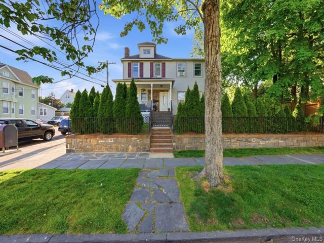  7 BR,  3.00 BTH &nbsp;Colonial style home in Yonkers