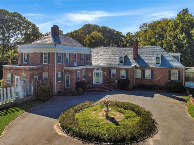  6 BR,  6.00 BTH &nbsp;Colonial style home in Saint James