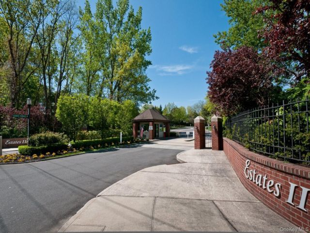  2 BR,  2.00 BTH &nbsp;Contemporary style home in Manhasset