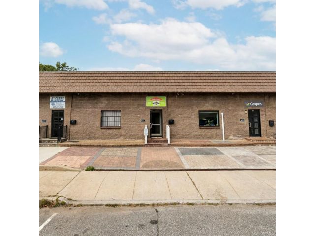 Studio,  0.00 BTH &nbsp;Commercial style home in West Babylon