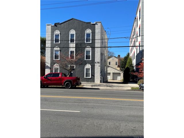  9 BR,  5.00 BTH &nbsp;House style home in Mamaroneck