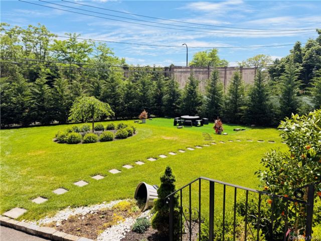  4 BR,  3.00 BTH &nbsp;Hi ranch style home in Syosset