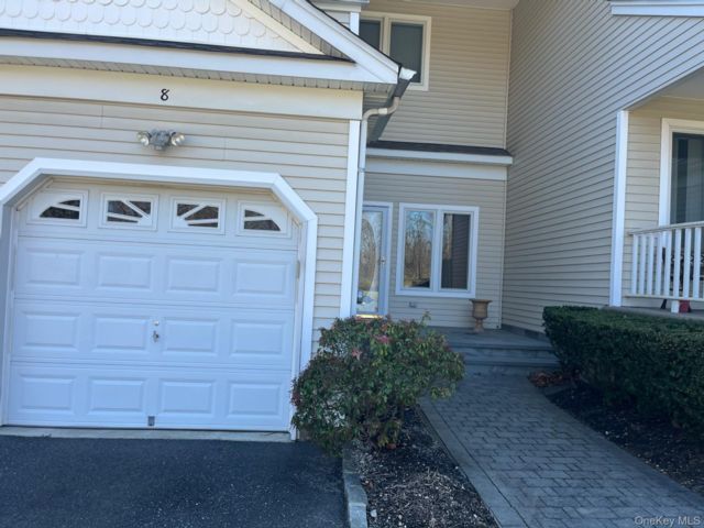  2 BR,  3.00 BTH &nbsp;Cape cod style home in Huntington