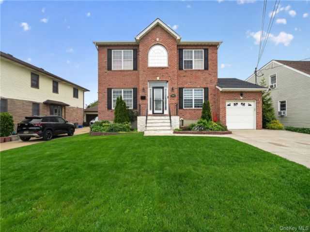  4 BR,  3.00 BTH &nbsp;Colonial style home in Baldwin Harbor