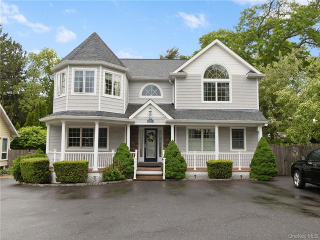  6 BR,  4.00 BTH &nbsp;Victorian style home in Bay Shore