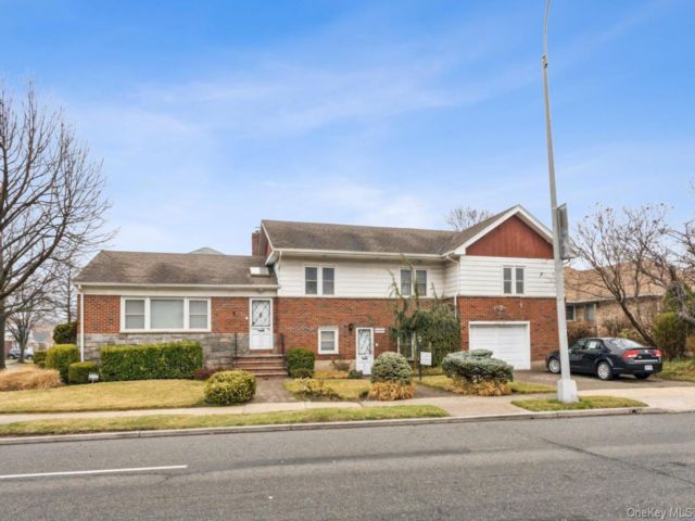  5 BR,  3.00 BTH &nbsp;Cape cod style home in Bayside