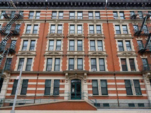  3 BR,  2.00 BTH &nbsp;Mid rise style home in New York (manhattan)