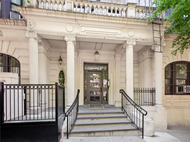 3 BR,  2.00 BTH &nbsp;Other style home in New York (manhattan)