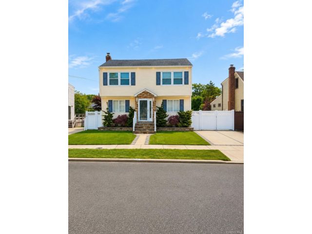  4 BR,  2.00 BTH &nbsp;Colonial style home in Massapequa