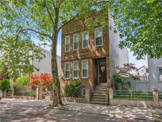  5 BR,  2.00 BTH &nbsp;House style home in Glendale