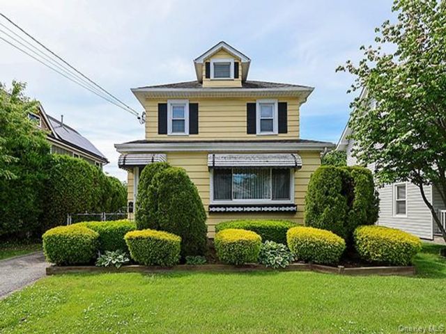  3 BR,  2.00 BTH &nbsp;Colonial style home in Bellmore