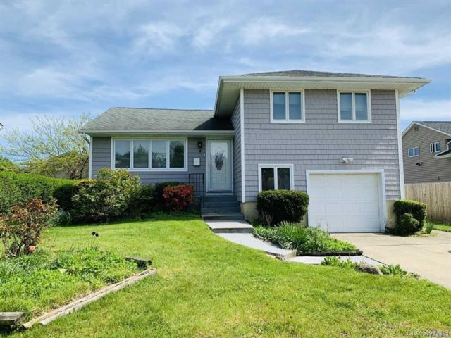  3 BR,  2.00 BTH &nbsp;Split level style home in Hicksville