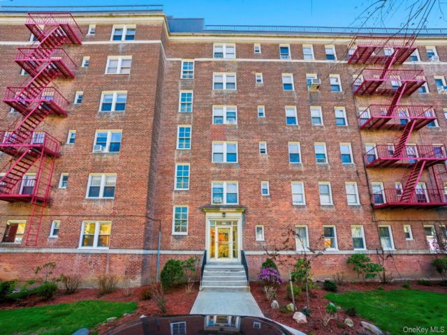  1 BR,  1.00 BTH &nbsp;High rise style home in Riverdale