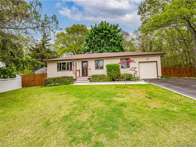  3 BR,  2.00 BTH &nbsp;Ranch style home in Port Jefferson Station
