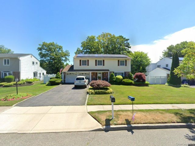  4 BR,  3.00 BTH &nbsp;Colonial style home in Nesconset