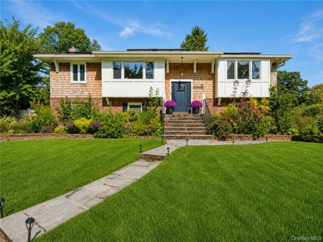  4 BR,  3.00 BTH &nbsp;Hi ranch style home in East Northport