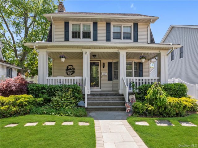  4 BR,  3.00 BTH &nbsp;Colonial style home in Lynbrook