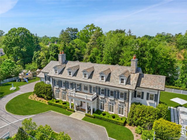  6 BR,  9.00 BTH &nbsp;Colonial style home in Scarsdale