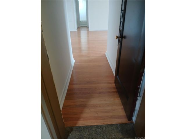  1 BR,  1.00 BTH &nbsp;Mid rise style home in Forest Hills