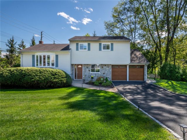  3 BR,  3.00 BTH &nbsp;Split ranch style home in New Rochelle