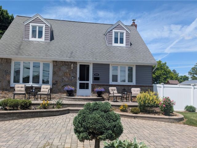  4 BR,  2.00 BTH &nbsp;Cape cod style home in Levittown