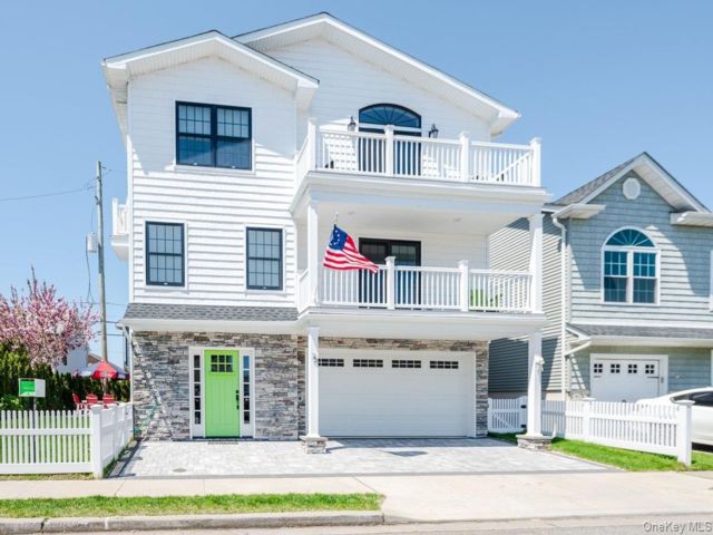  4 BR,  4.00 BTH &nbsp;Contemporary style home in Long Beach