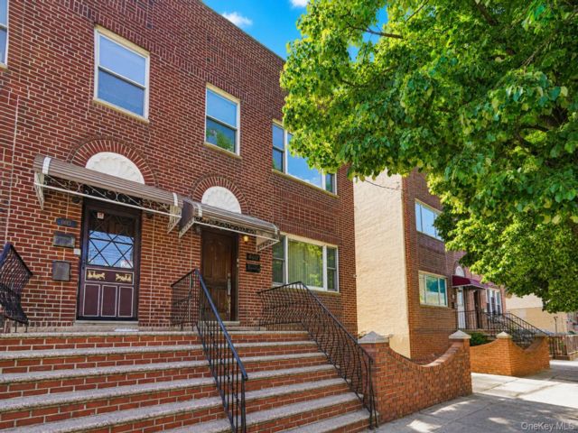  6 BR,  8.00 BTH &nbsp;House style home in Boro Park