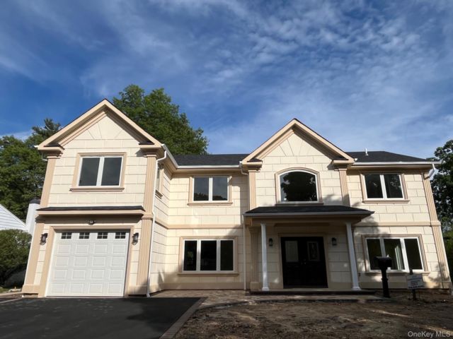  6 BR,  6.00 BTH &nbsp;Colonial style home in Jericho