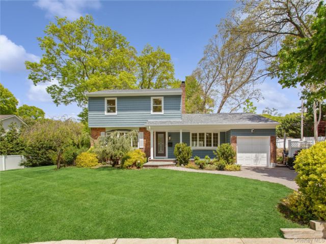  3 BR,  3.00 BTH &nbsp;Colonial style home in Plainview